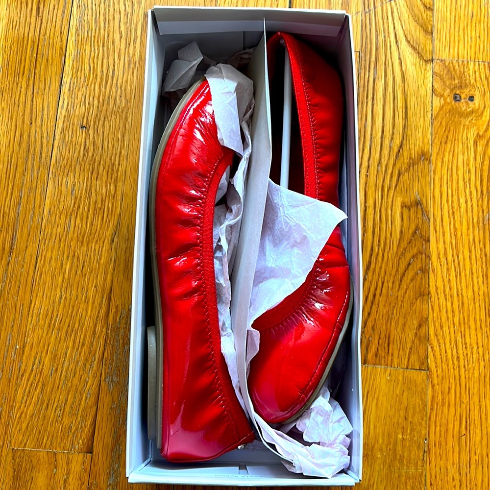 BRAND NEW NEVER WORN Bandolino Red Patent leather ballet flats